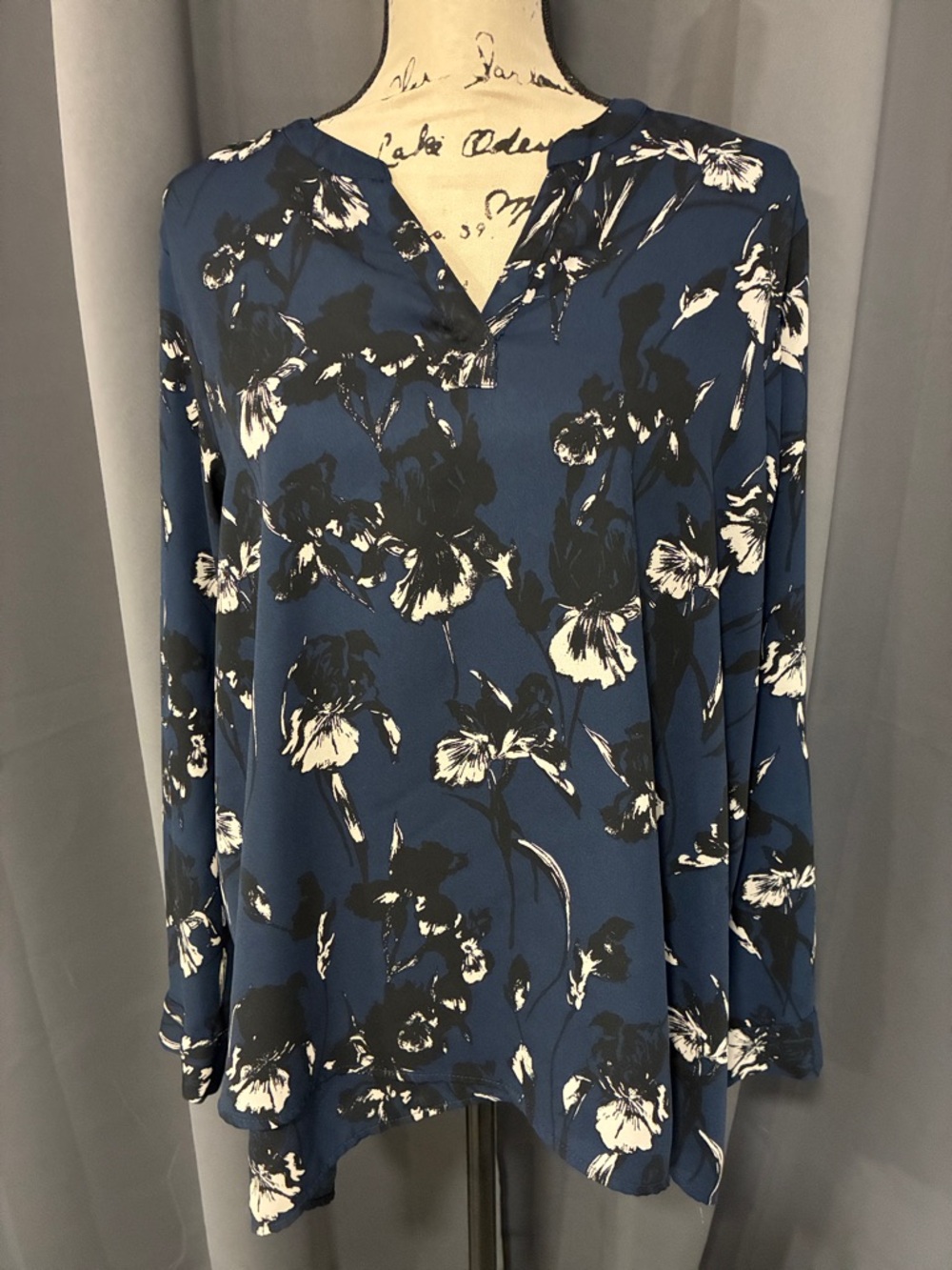 Simply Vera Vera Wang Blue Floral V-Neck Blouse
